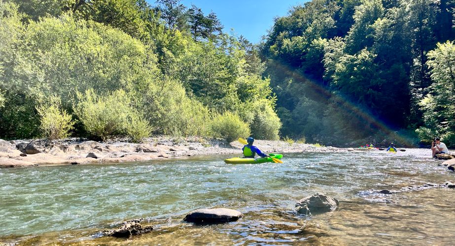 Kajakken op een prachtige rivier Kajakken op een prachtige rivier